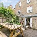 Homely 2 Levels Flat W Private Garden