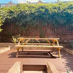Homely 2 Levels Flat W Private Garden